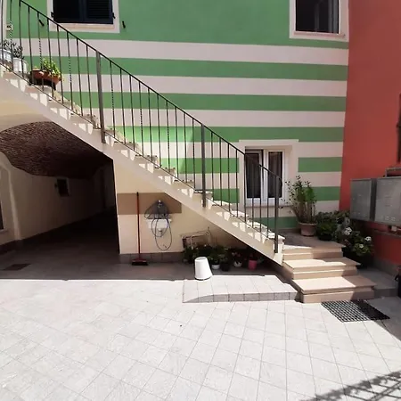 Nel Budello Di Ceriale, A 50 Metri Dal Mare, Aria Condizionata, Patio E Posto Auto In Cortile Ceriale